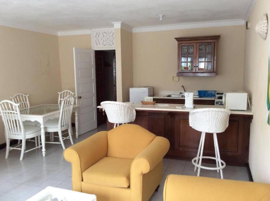 Lush Tropical Apartment Located In A 4-Star Resort Runaway Bay Bagian luar foto