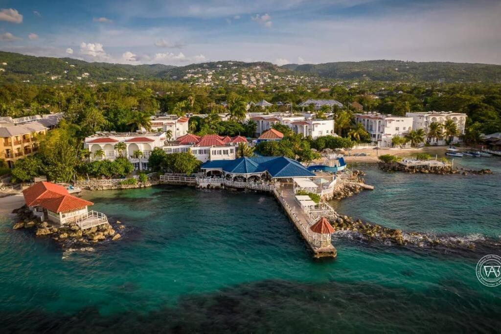 Lush Tropical Apartment Located In A 4-Star Resort Runaway Bay Bagian luar foto